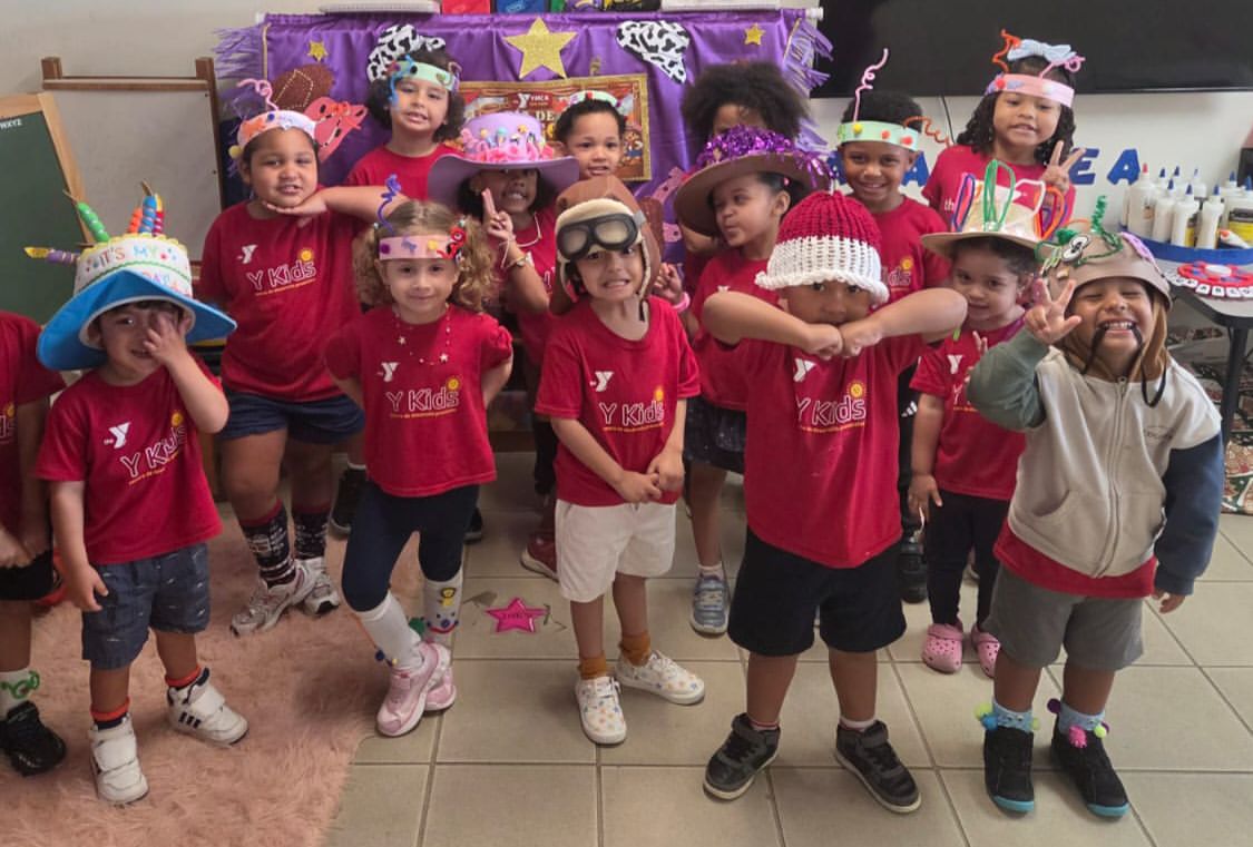 Niños de Y Kids con gorros divertidos en una actividad